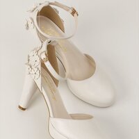 Honey Salon Flower Pumps (White)