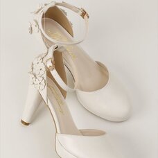 Honey Salon Flower Pumps (White)