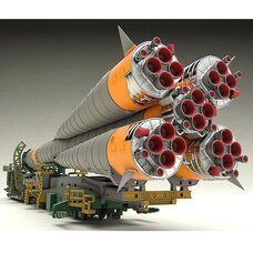 Soyuz Rocket & Transport Train 1/150 Scale Plastic Model
