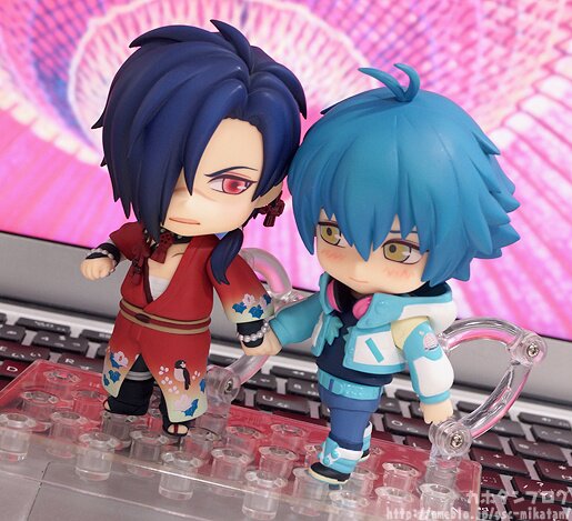 nendoroid holding hands