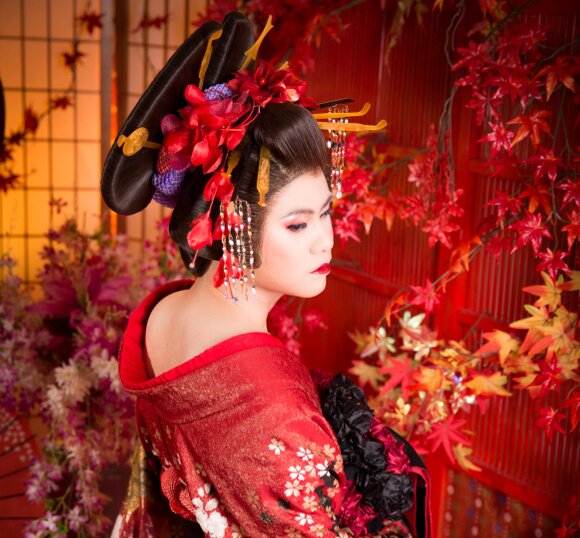 Our Male Reporter Transforms into a Beautiful Japanese Courtesan at ...