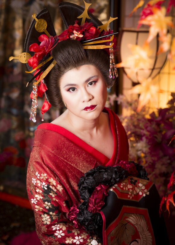 our-male-reporter-transforms-into-a-beautiful-japanese-courtesan-at