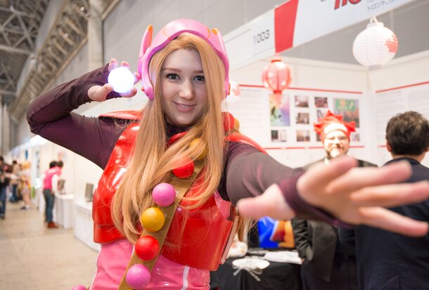 Cosplayers de Killing Bites distribuem chocolates em Akihabara